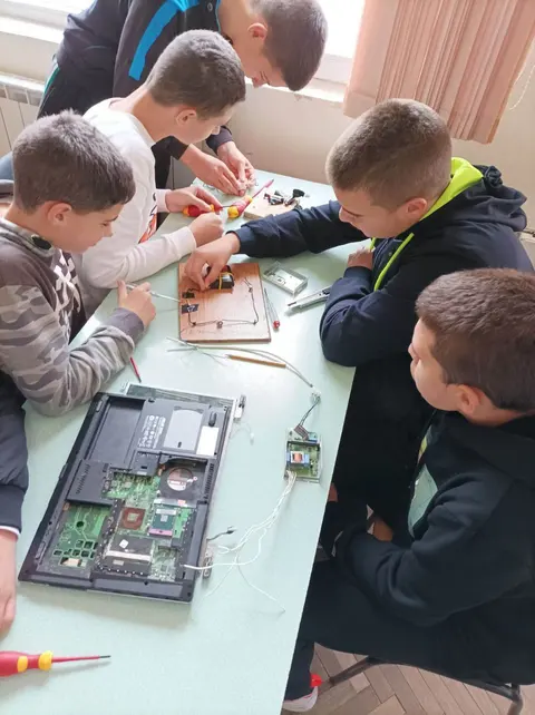 Професионалната гимназия по механоелектротехника — снимка 2 от сайта на фирмата
