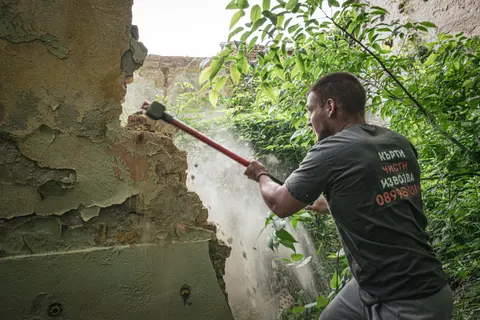 Бригада за къртене - почистване - извозване и хамалски услуги във Варна и областта - Дебилд Варна — снимка 6 от сайта на фирмата