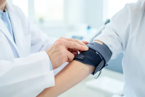 Измерване на кръвно налягане при преглед