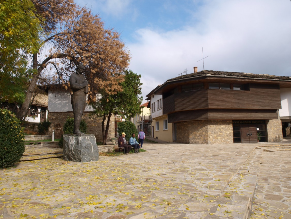 MUZEY KOLYu FIChETO DRYaNOVO